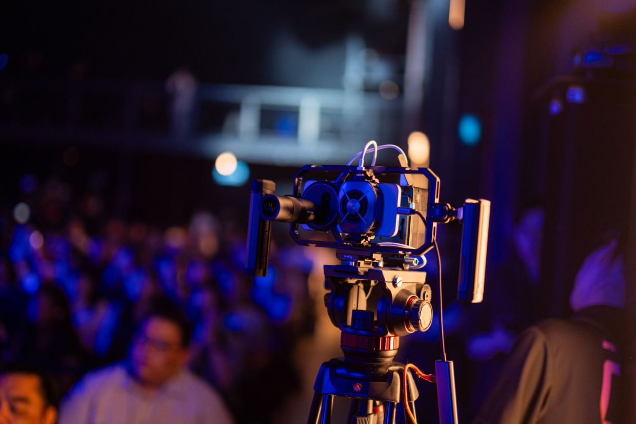 The vivo X300 Pro was used to livestream the launch of the X300 series in a bid to showcase its performance, especially the 200 MP ZEISS APO Telephoto Camera. 