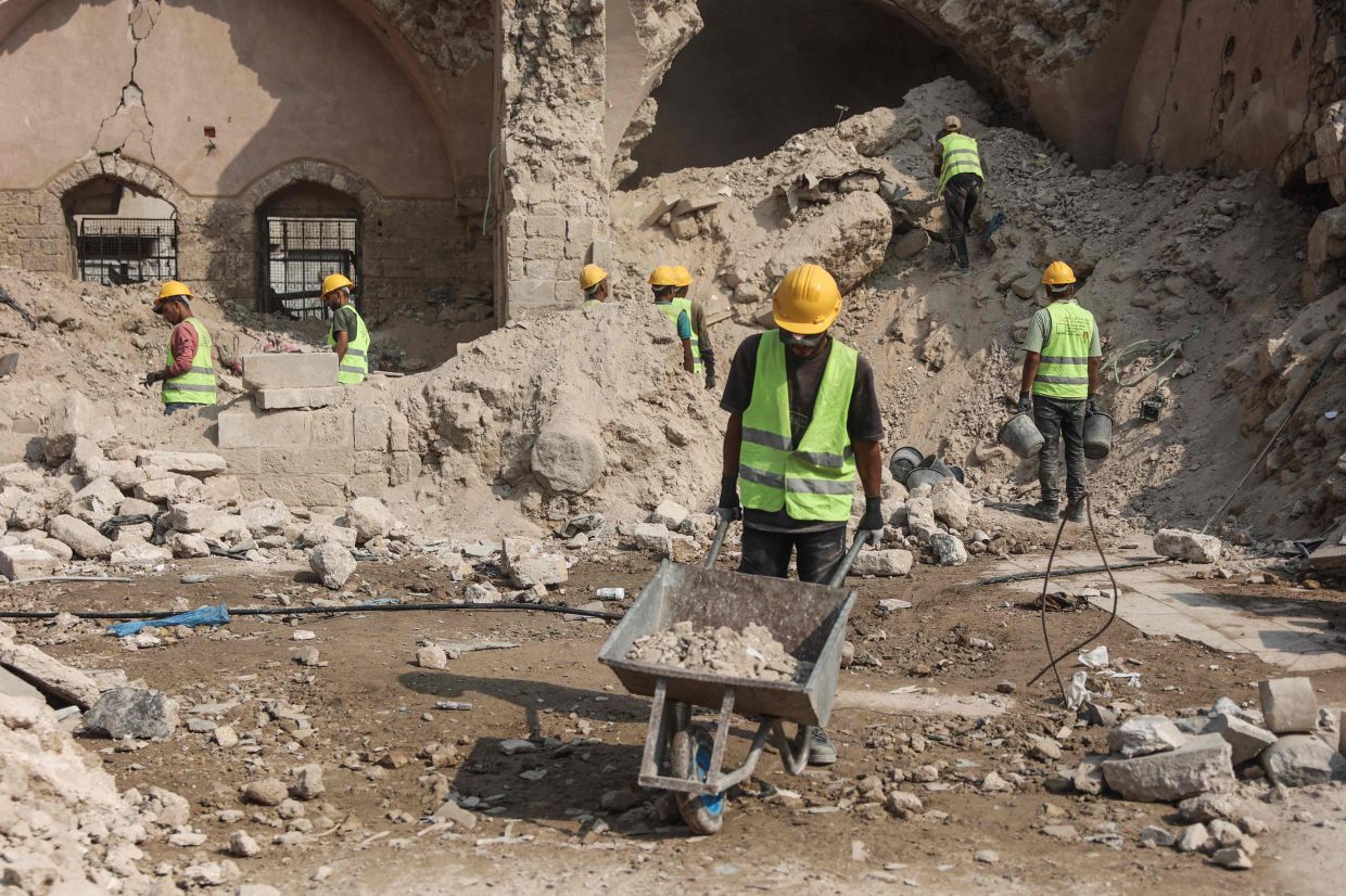 In Gaza City, the ceasefire had allowed workers to resume their excavations. Photo: AFP 