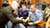 Thai Armed Forces present seized Cambodian soldier’s mobile phone to foreign defence attaches as evidence