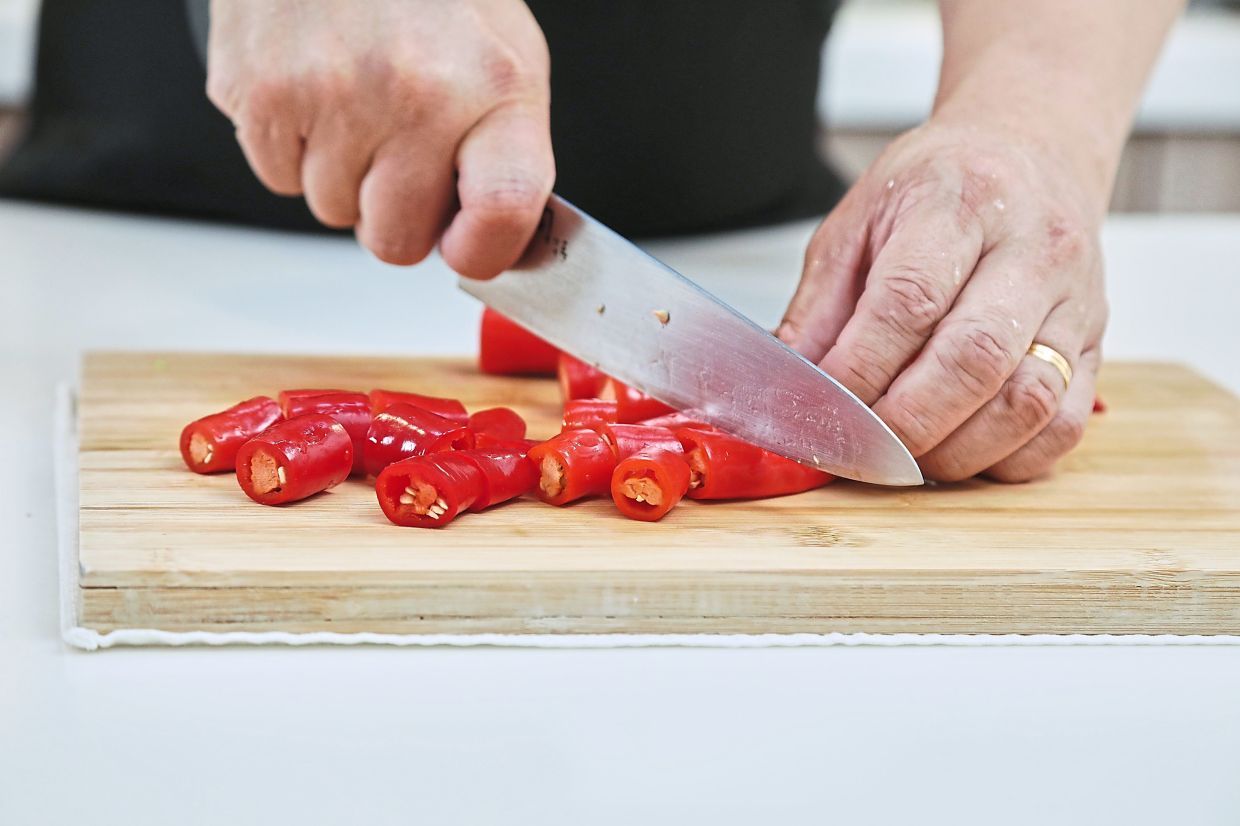 When pounding the chillies for sambal belacan, target the seeds and the rest of the pulp will be ready when seeds are no longer visible.