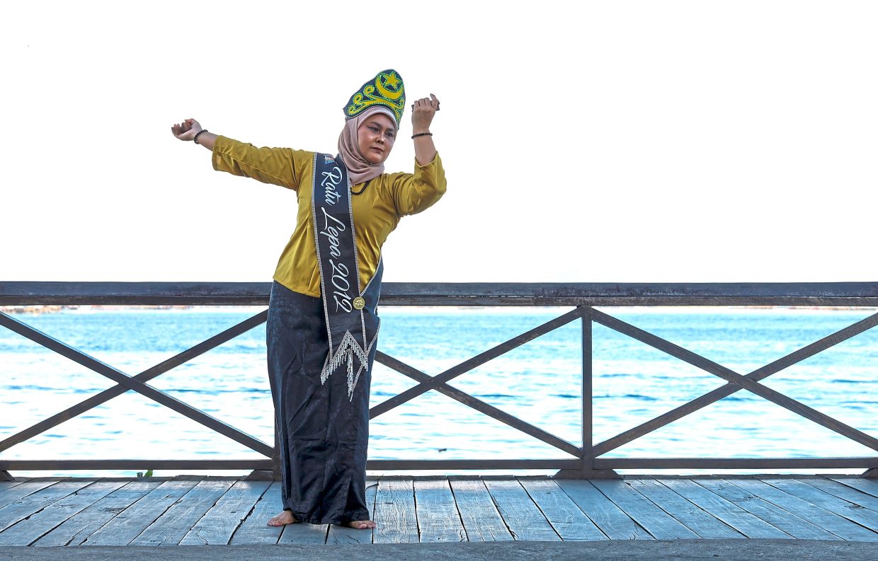 Lepa Queen 2012 Elina performing the traditional Igal dance.