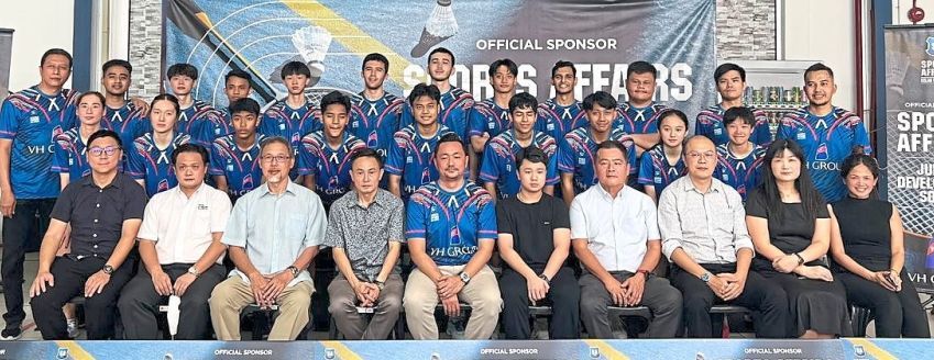Coach with Midas touch: Cheah Liek Hou's coach Nova Armada (first from left in third row) posing with the Sports Affair club members.