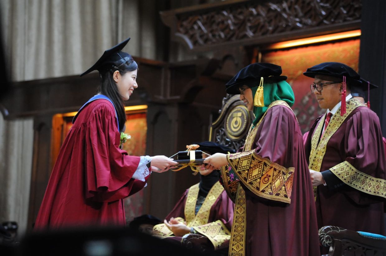 Queen urges balance between technology and values at UTM convocation 1 3623597