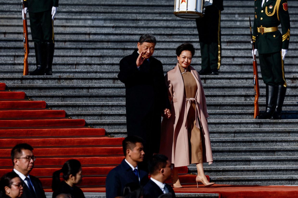 Chinese President Xi Jinping and his wife Peng Liyuan arrive for a welcoming ceremony for Thailand's King Maha Vajiralongkorn and Queen Suthida, at the Great Hall of the People, in Beijing, China. -- Photo: REUTERS/Tingshu Wang