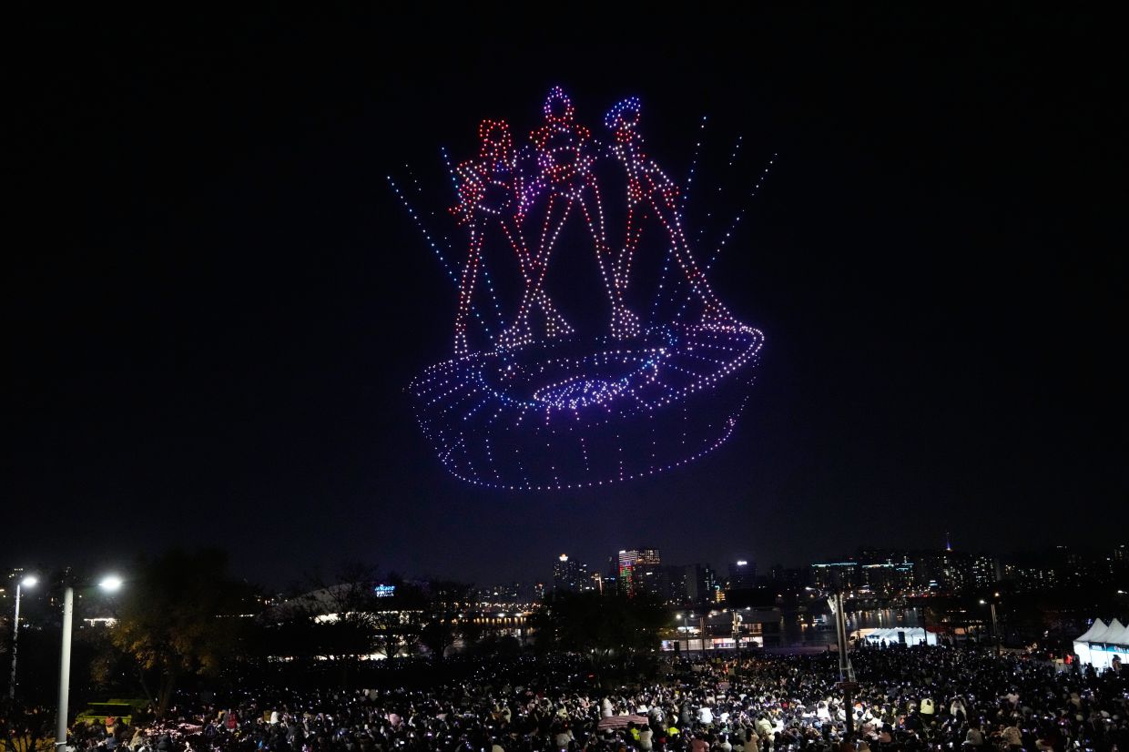 A scene from Netflix's animated film -- K-Pop Demon Hunters -- appears in the night sky during The 2025 Hangang Drone Light Show at Yeouido Hangang Park in Seoul, South Korea, Saturday, Nov 15, 2025. -- Photo: AP Photo/Ahn Young-joon