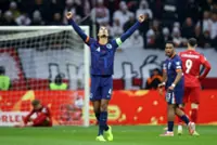 Soccer-Netherlands move to within one point of World Cup berth