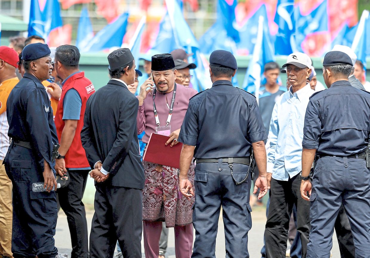 Abdul Hata at the Semporna Community Arena Hall nomination centre. -Bernamapic