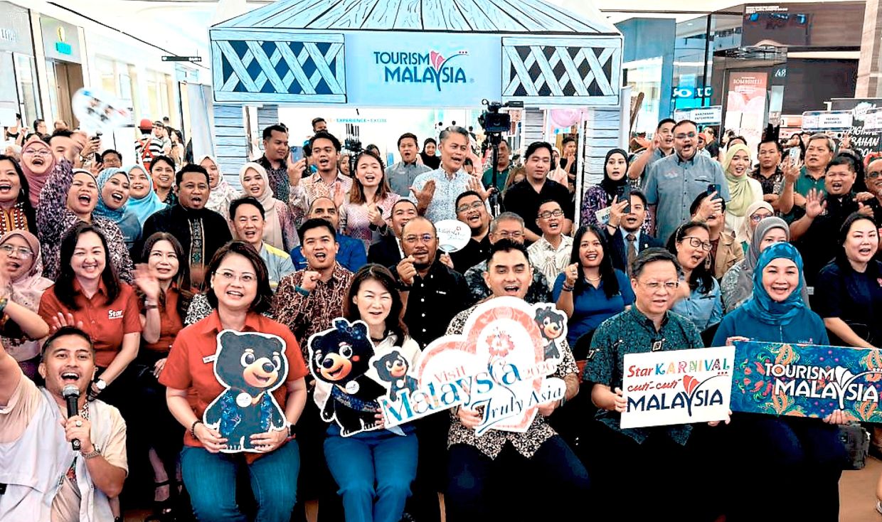 Deputy Tourism, Arts and Culture Minister Datuk Khairul Firdaus Akbar Khan (centre), Star Media Group chief executive officer Chan Seng Fatt (seated second right), Tourism Malaysia deputy director-general (planning) Datin Rafidah Idris (seated right), Sabah Tourism, Culture and Environment Minister permanent secretary Datuk Josie Lai (seated fourth right) and others at the official launch of the Star Karnival Cuti-Cuti Malaysia - Sabah in Kota Kinabalu on Saturday (Nov 15).