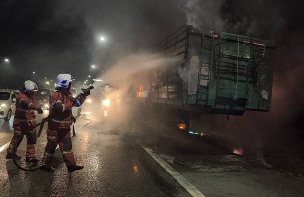 Lorry fire on Elite expressway disrupts traffic 1 3624548