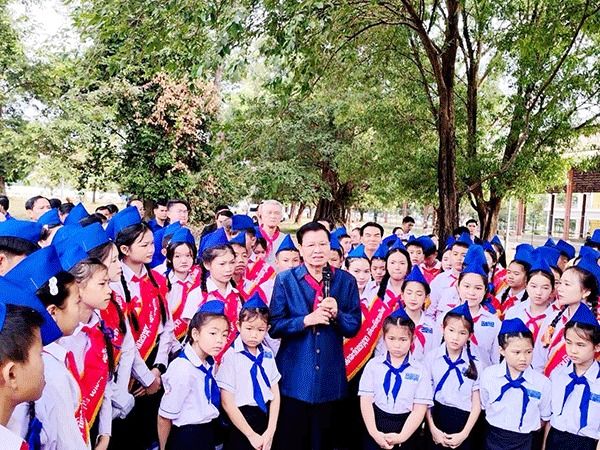 Lao President urges young people to study hard, embrace new technology