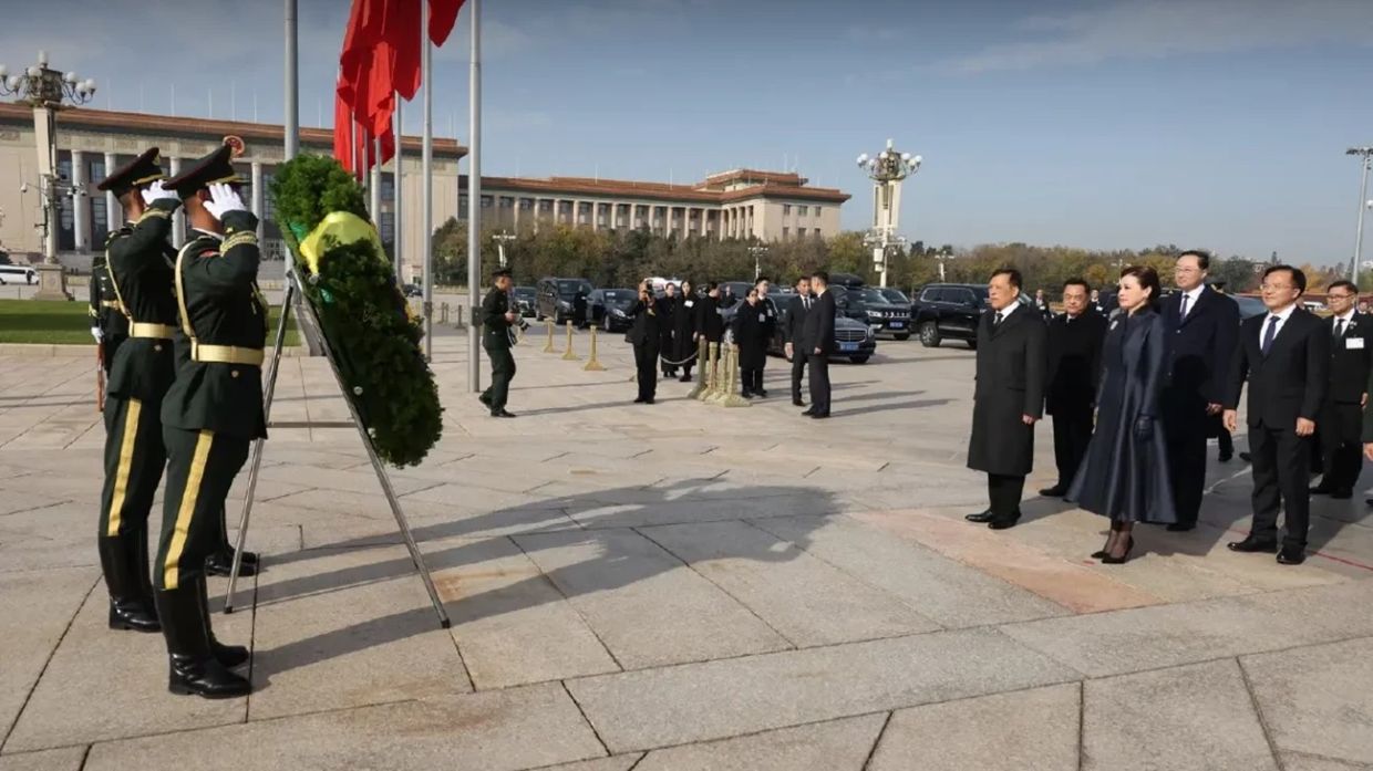 King and Queen of Thailand visit Tiananmen Square and Lingguang Temple in Beijing