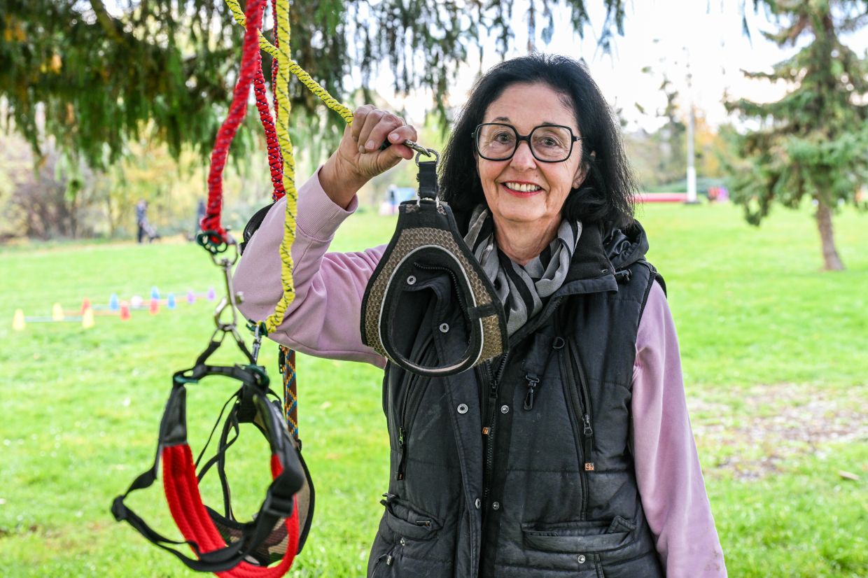 'It's a little crazy,' admits dog trainer Barbara Gerlinger, holding a dog leash in her hand. She runs a 'hobby dogging' course where you train without dogs.