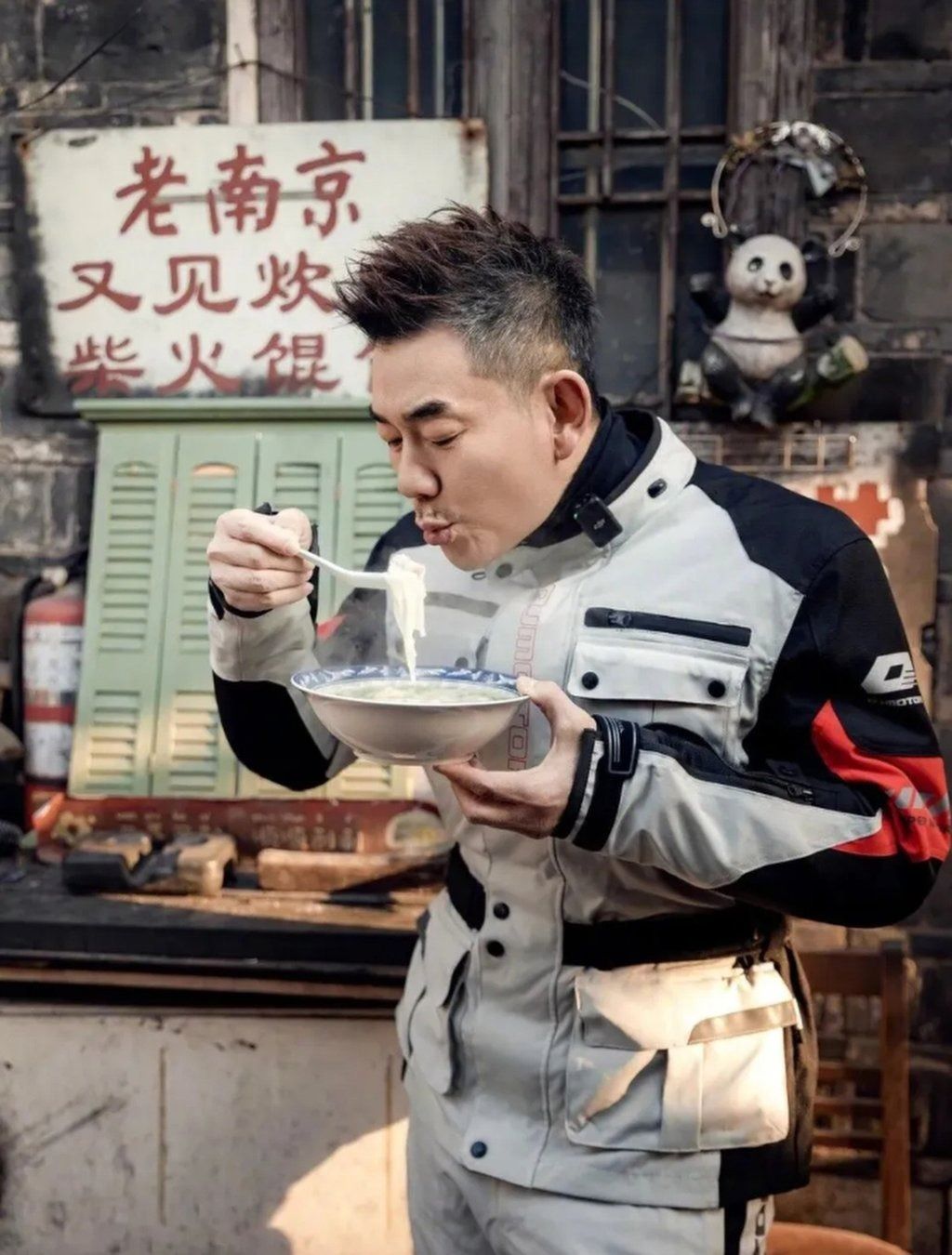 Top Taiwan singer Richie Ren popped into the wonton shop and showered praise on its owner. - Photo: QQ.com/SCMP
