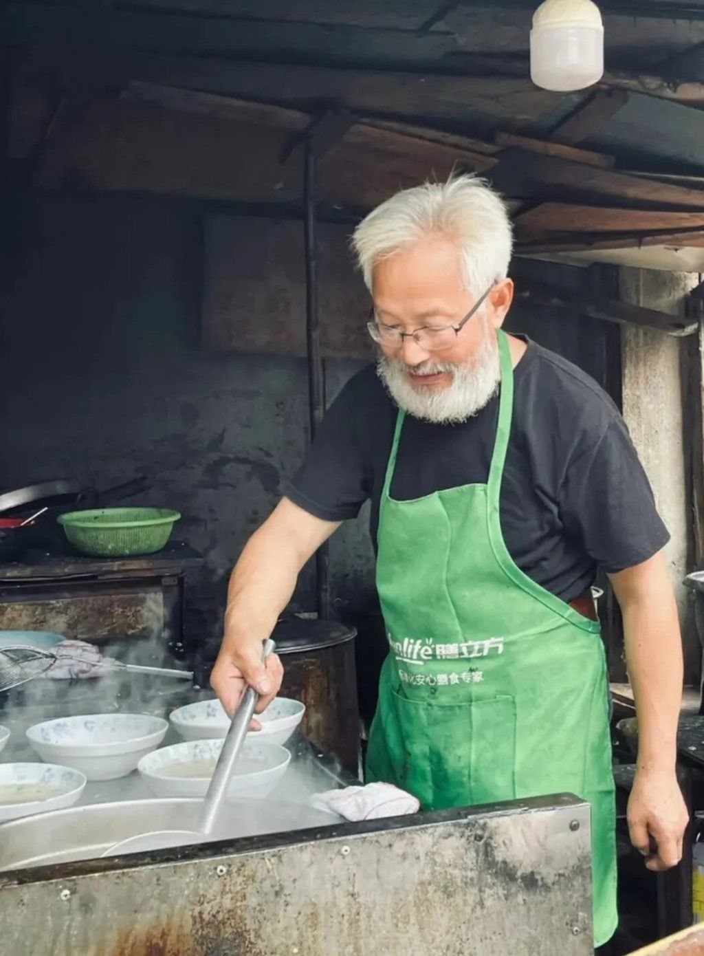 Former railway worker Yin Zhenggen cooks up a storm at his shop which has gone viral. -- Photo: QQ.com/SCMP