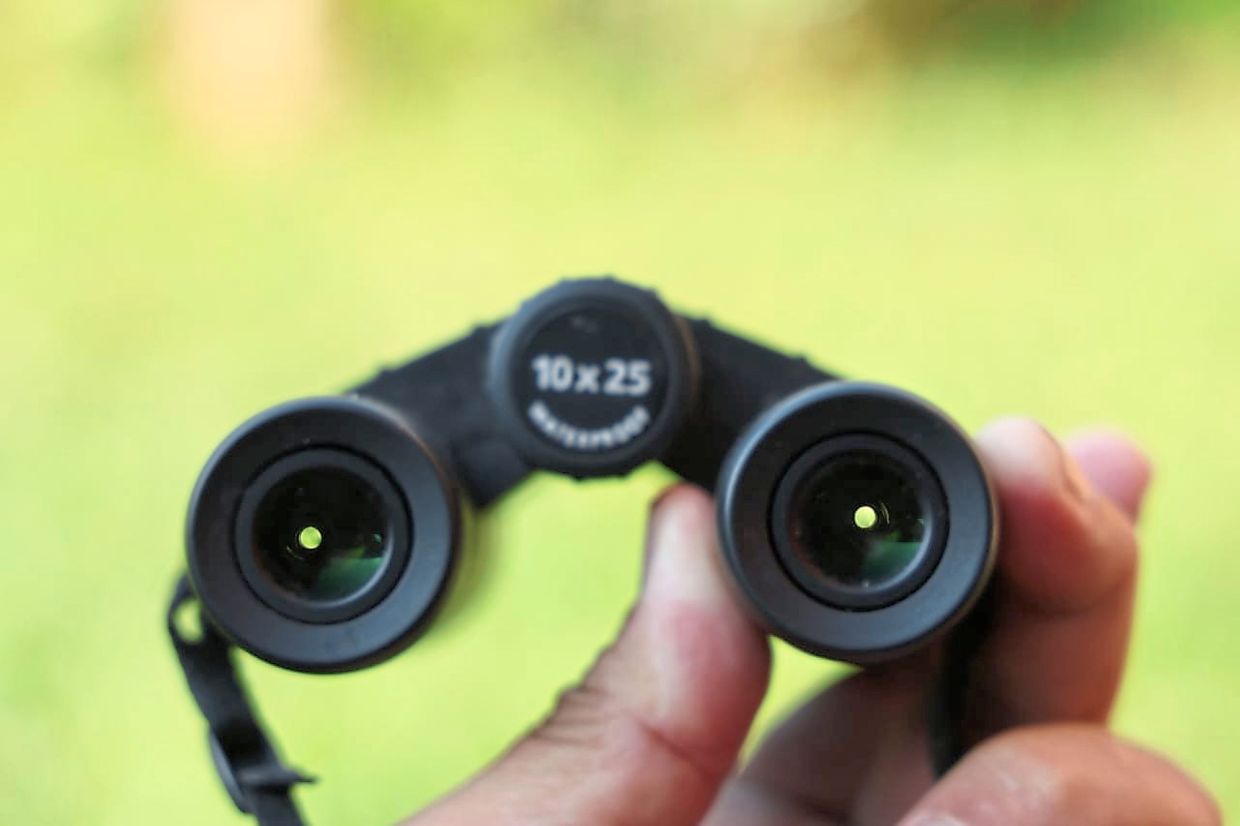 The small exit pupil on compact binoculars does not work well in low-lighting conditions.