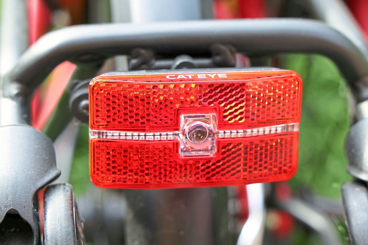 This state-of-the-art rear rack-mounted light features a motion sensor, which will momentarily turn off when the bike is not moving.