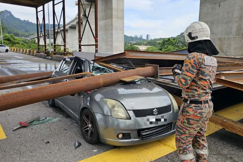 Scaffolding from ECRL construction site hits car on MRR2 | The Star