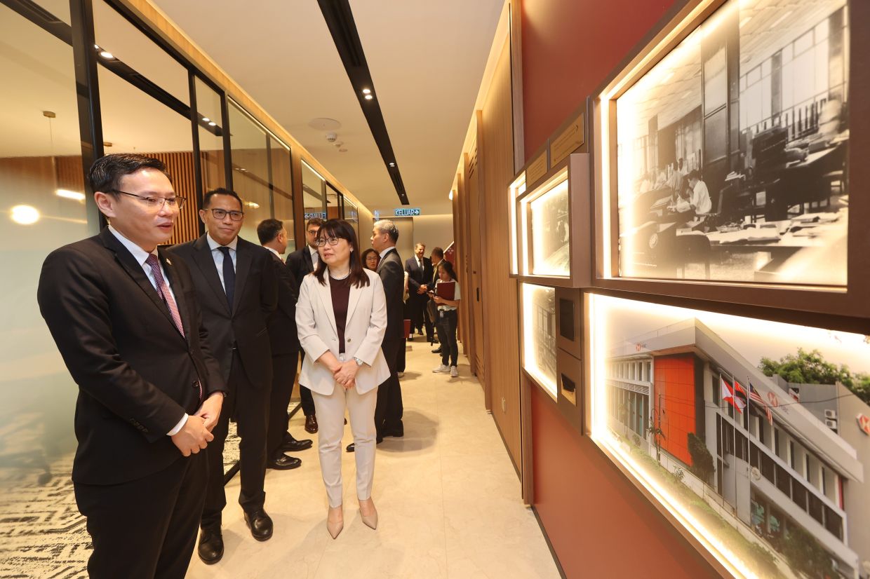 Lee, Omar and Yip walking down memory lane at the HSBC Johor Baru Wealth Centre after its opening at the Jalan Bukit Timbalan HSBC branch. It is also HSBC’s first branch in Johor that was established in 1960.