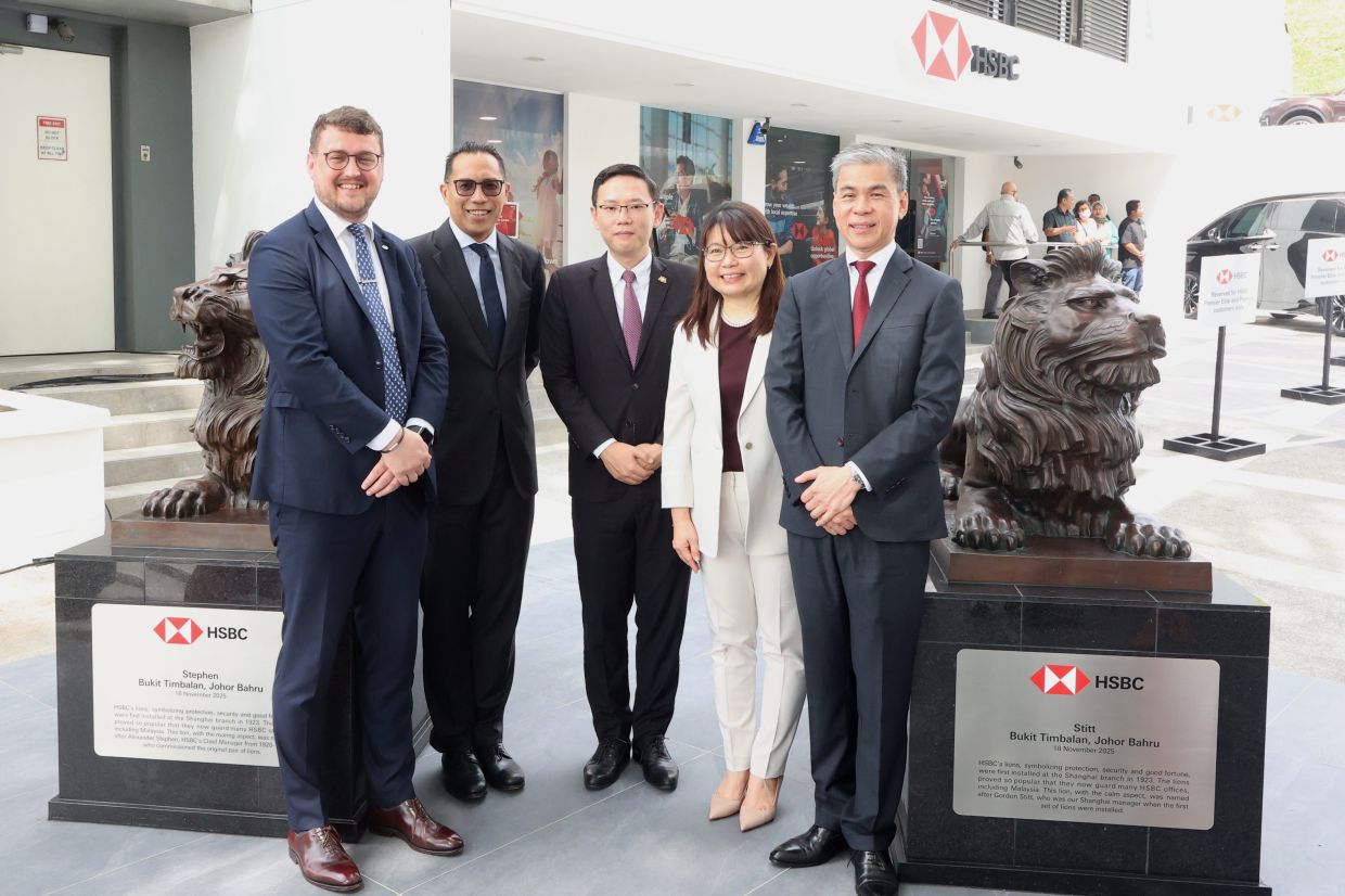 (From left) HSBC Bank Malaysia chief operating officer Mark Hall, Omar, Lee, Yip and HSBC Bank Malaysia international wealth and premier banking distribution head Daniel Lim posing for the cameras with HSBC's lions Stephen (left) and Stitt (right). The lions are an icon across HSBC’s branches across the globe as they stand guarding the bank’s offices.