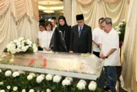 Sarawak Yang di-Pertua Negeri pays last respects to Puan Sri Lim Su Kheng