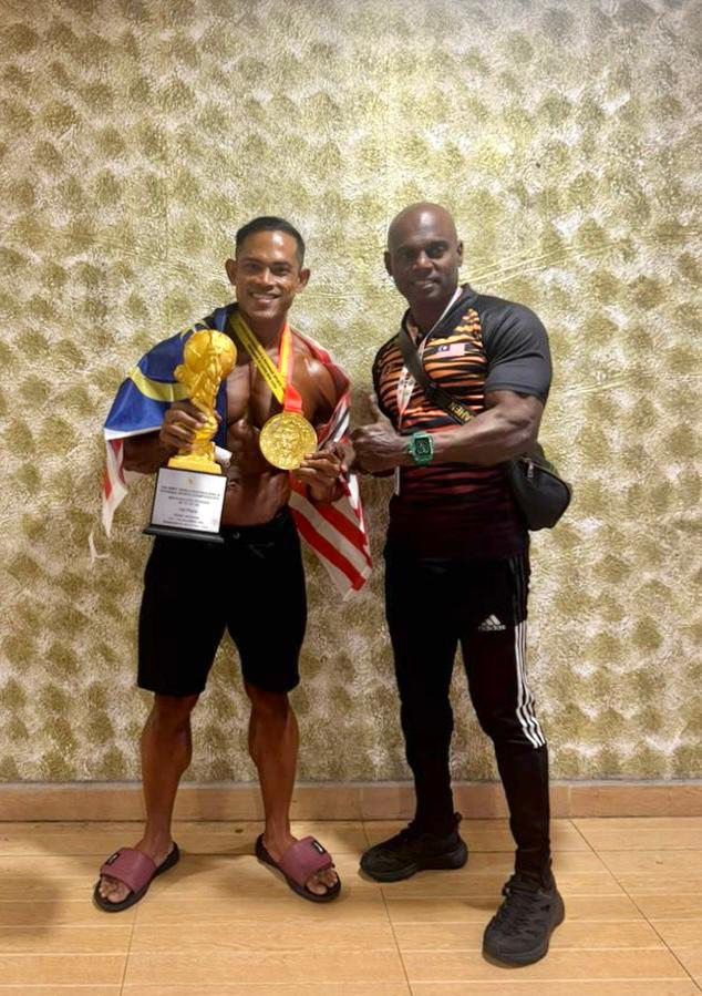 Posing with coach Datuk Mohd Syarul Azman Mahen Abdullah. 