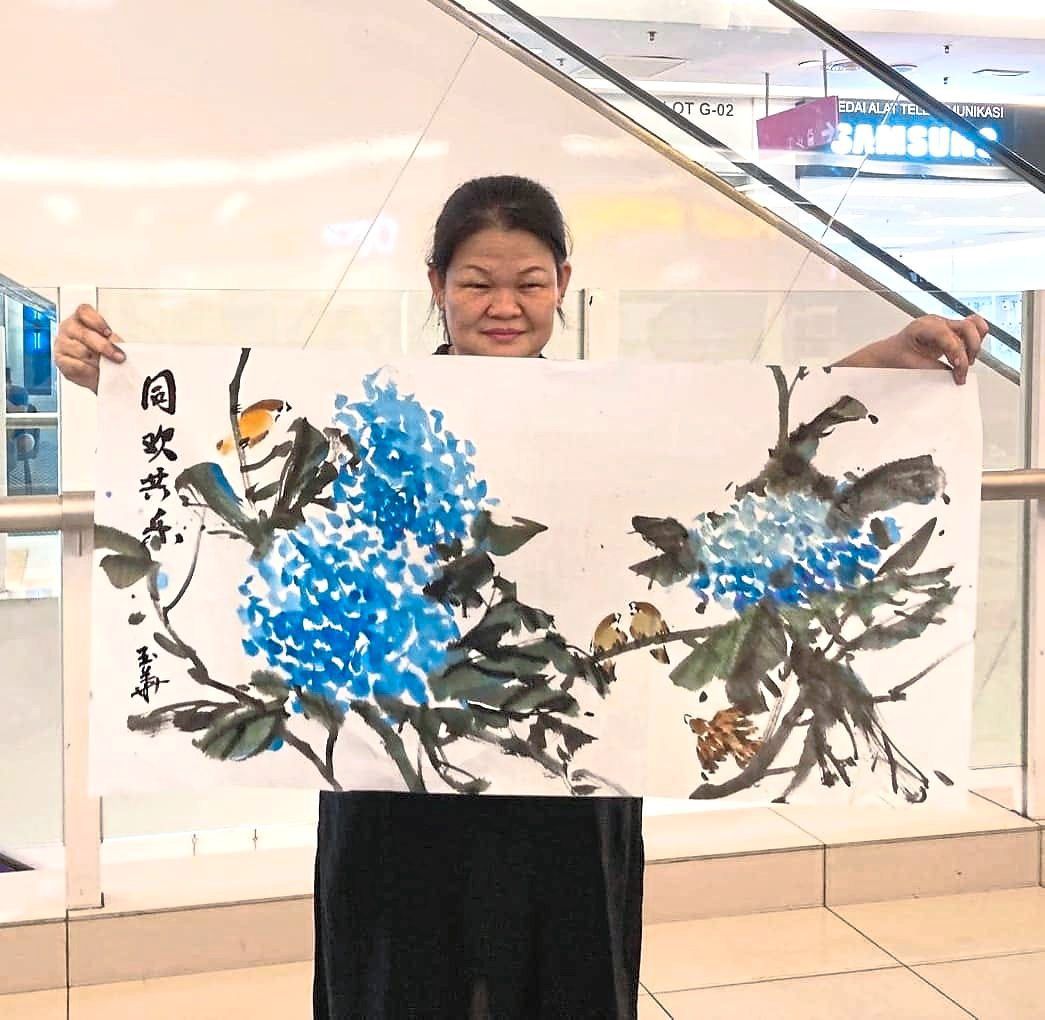 Chin’s favourite subject for Chinese brush painting is the hydrangea.