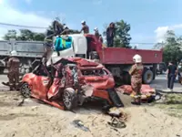 Three dead after two lorries and car crash in Kulai