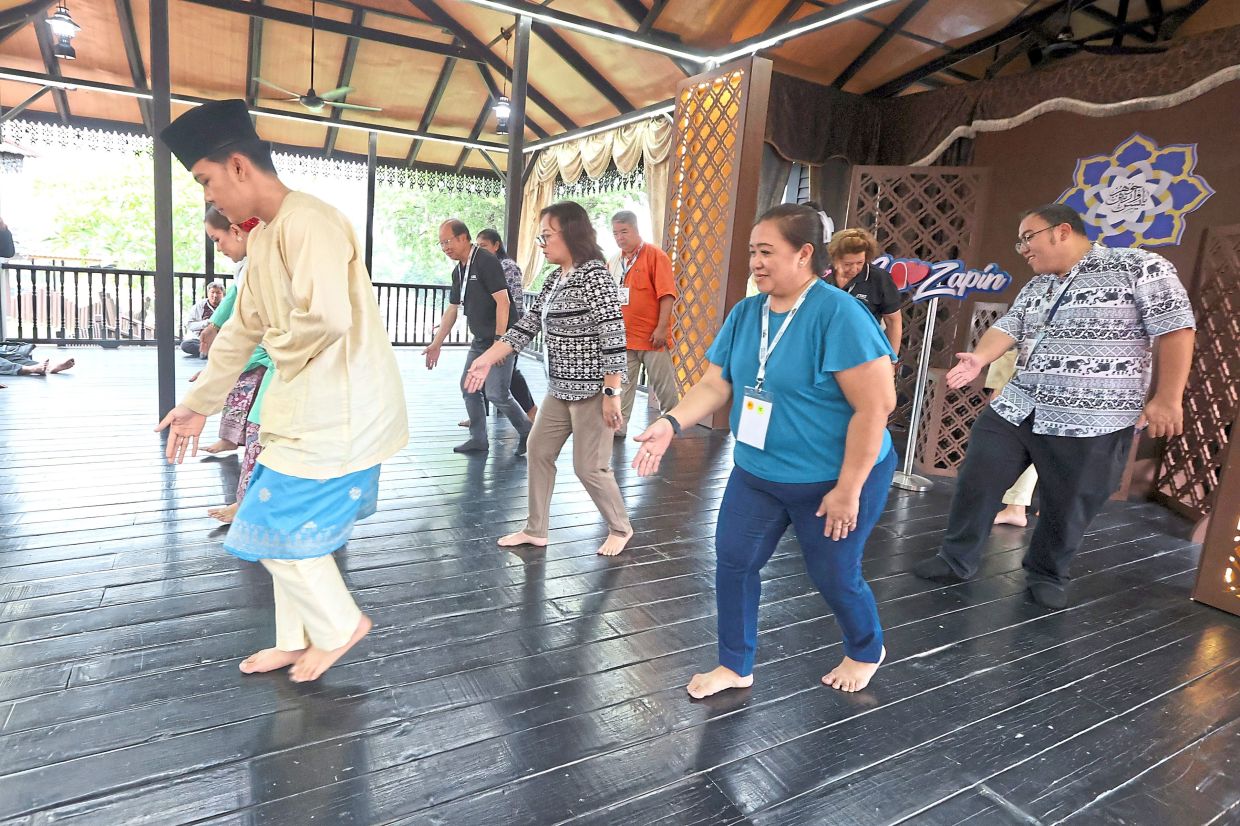 作为区域会议的一部分，导游在游览期间学习传统舞蹈。