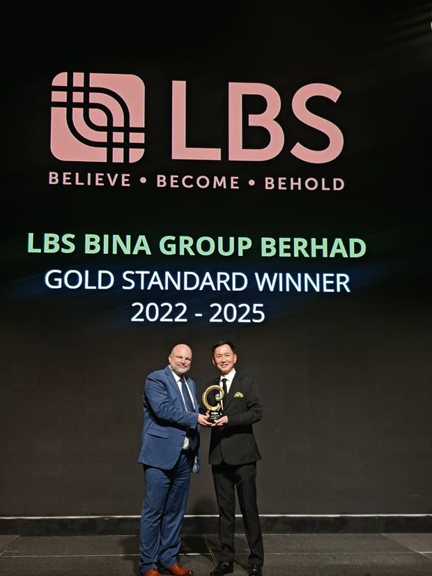 Joey (right) receiving the Gold Standard Award from Deloitte South-East Asia growth leader James Walton at the 2025 South-East Asia Best Managed Companies regional awards ceremony.