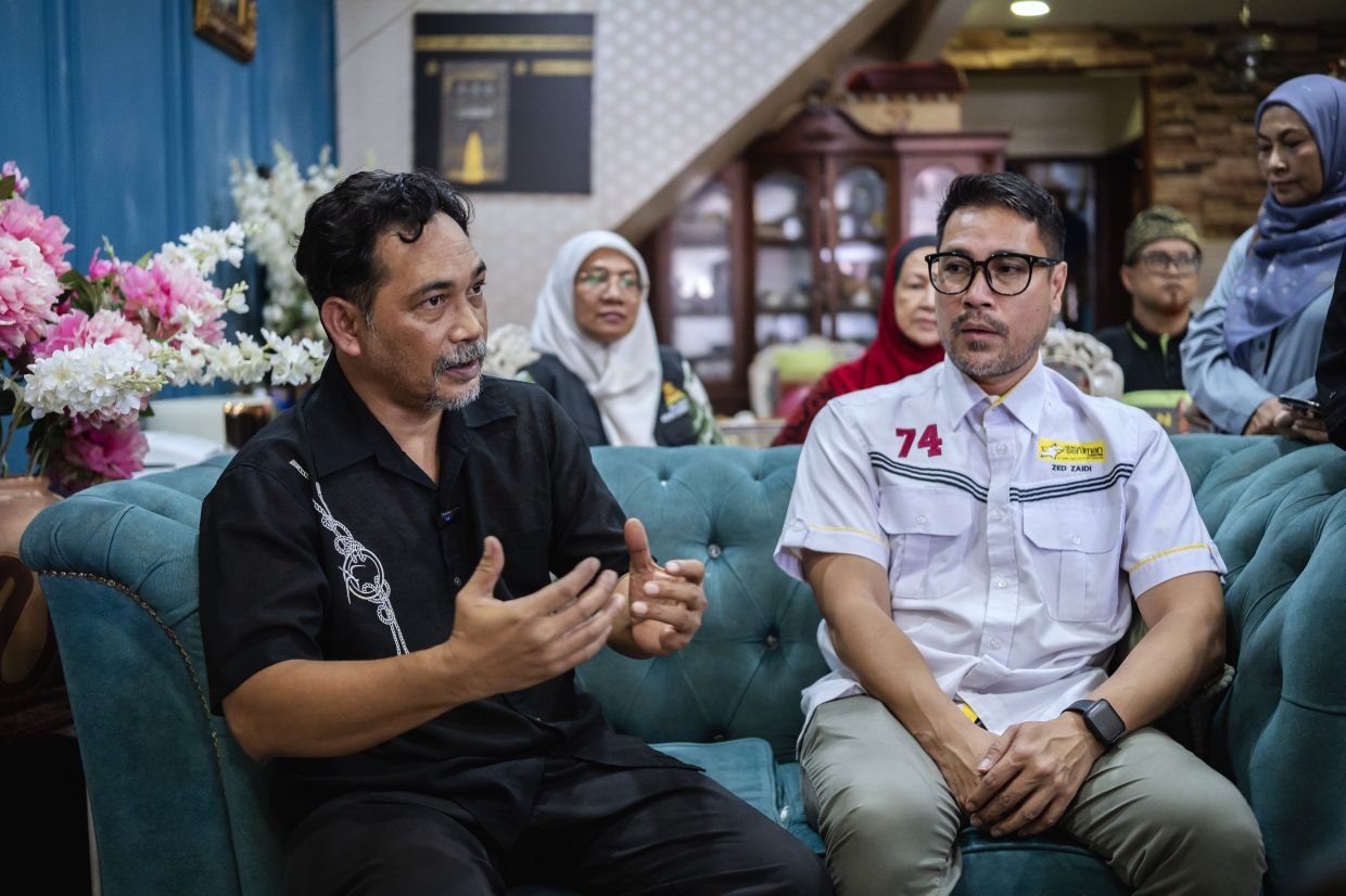 Shahronizam Noor (left) with Seniman president Zed Zaidi.