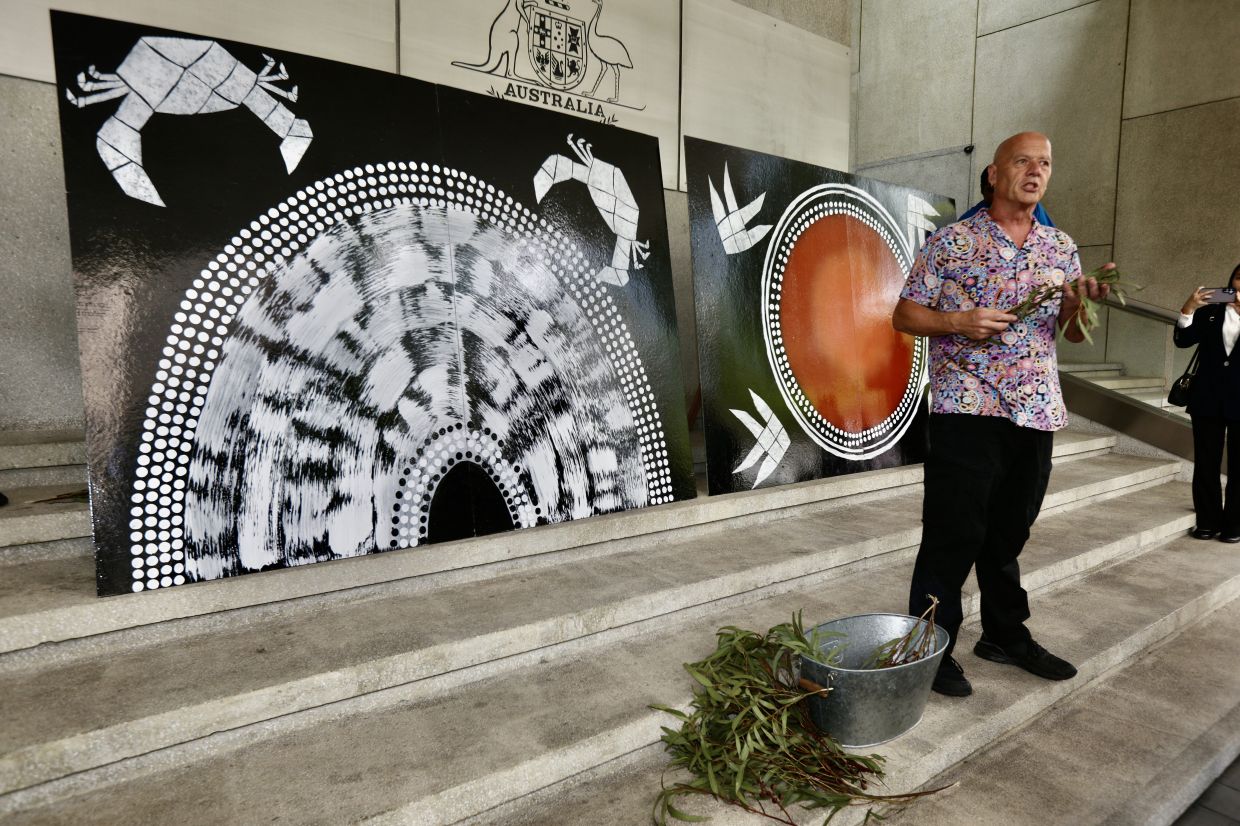Quilliam blessed the mural with a traditional smoking ceremony, a centuries-old Aboriginal and Torres Strait Islander practice. Photo: The Star/Low Lay Phon