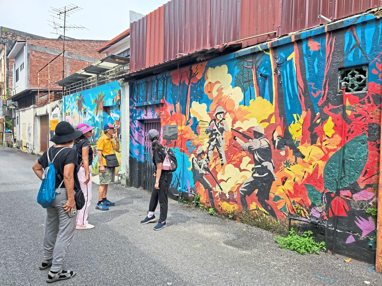 在霹雳州时，乘坐“粉红巴士”前往金宝等地