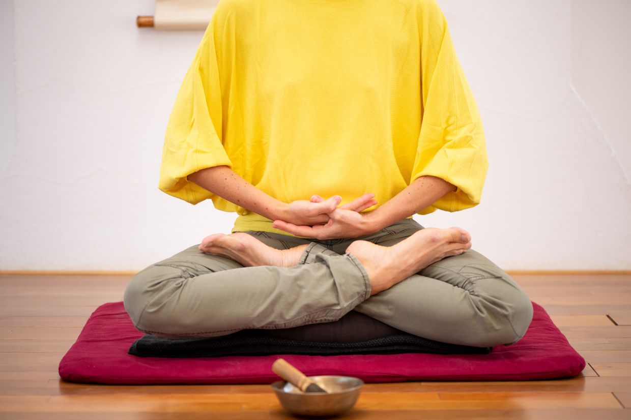 The lotus position aligns the pelvis and supports the spine, but it requires far more flexibility in the joints than the classic cross-legged position.
