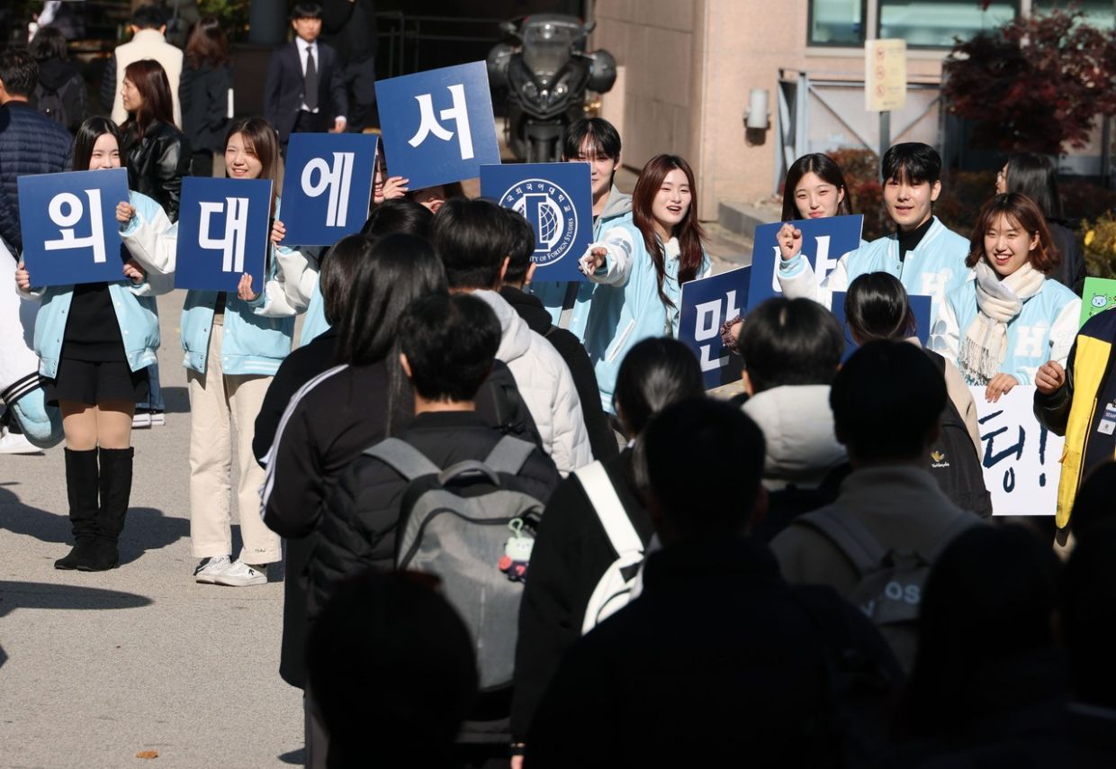 More S. Korean students putting off graduation, choosing universities outside Seoul