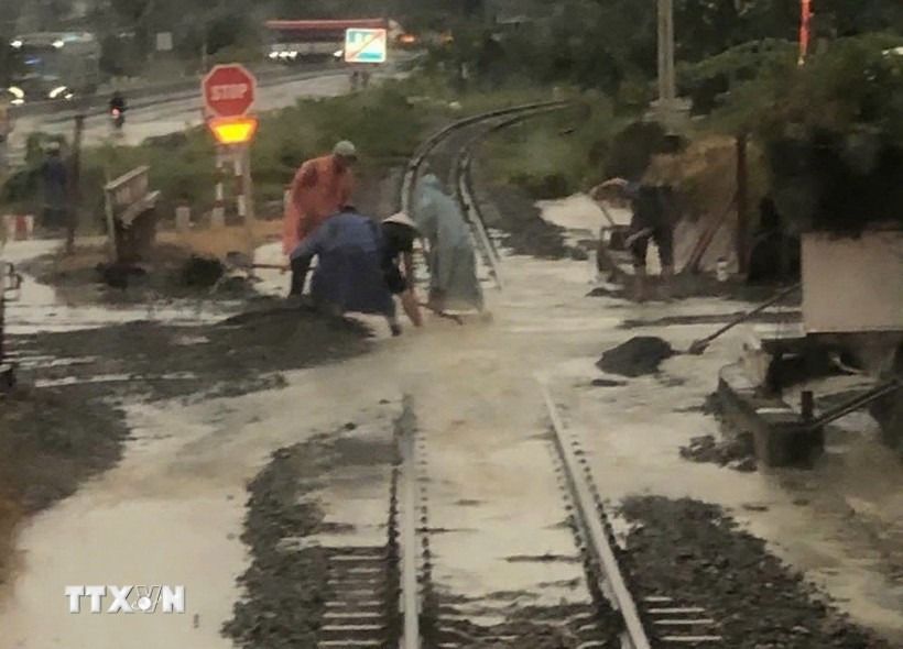 Vietnam Railways suspends more train services amid severe central region flooding, thousand of commuters left stranded