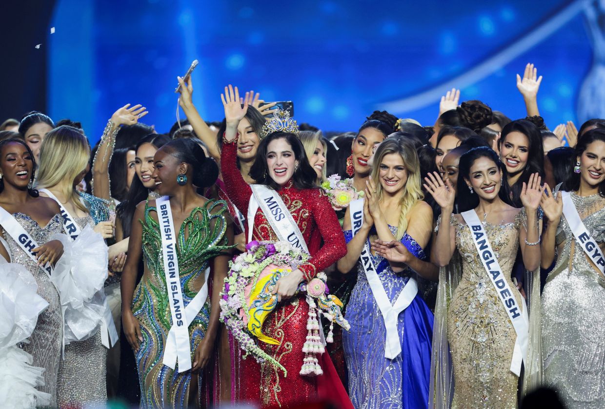 Fatima Bosch of Mexico waves next to other contestants after being crowned Miss Universe 2025 during the 74th Miss Universe pageant in Bangkok, Thailand, on Friday, November 21, 2025. -- Photo: REUTERS/Chalinee Thirasupa