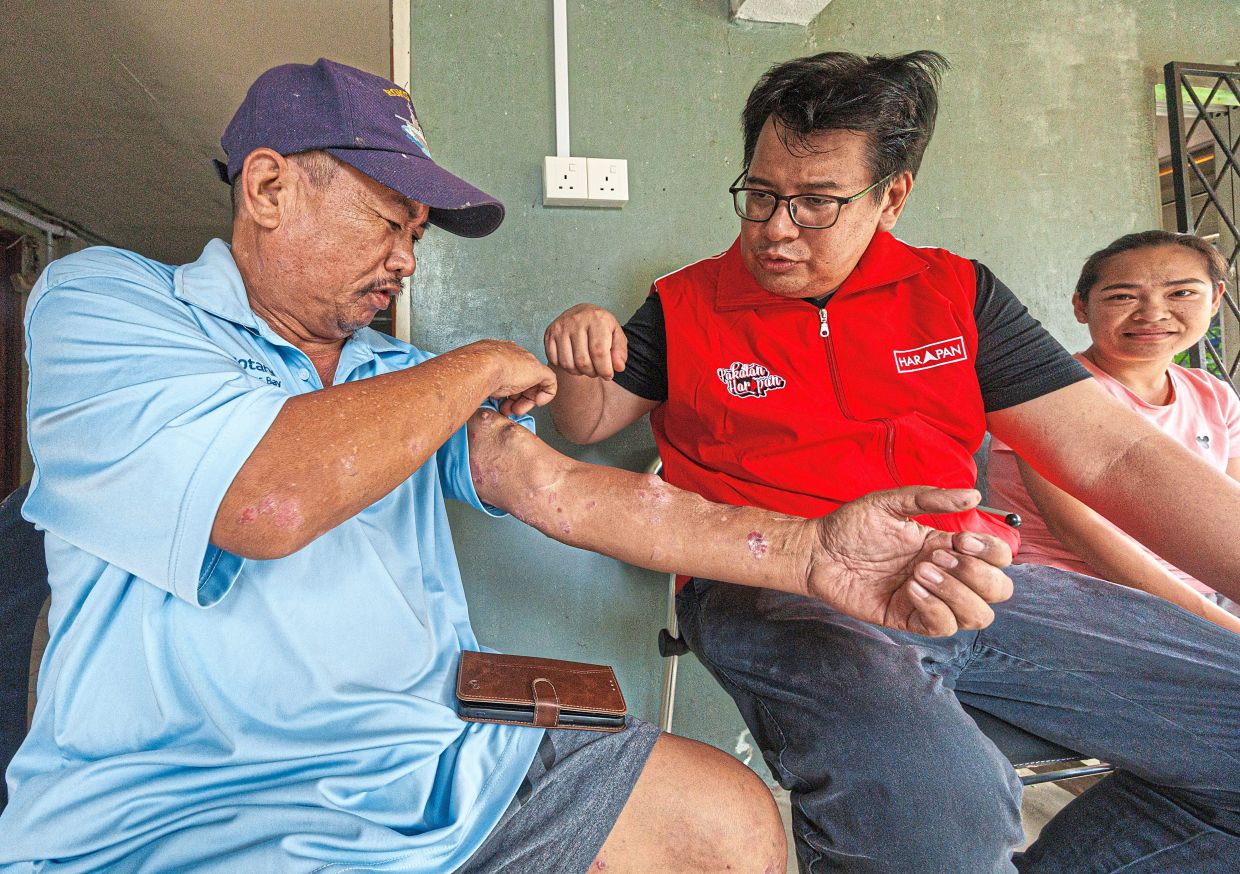 Pakatan’s Yamani Hafezinteracting with voters during campaign rounds. — ZULAZHAR SHEBLEE / The Star