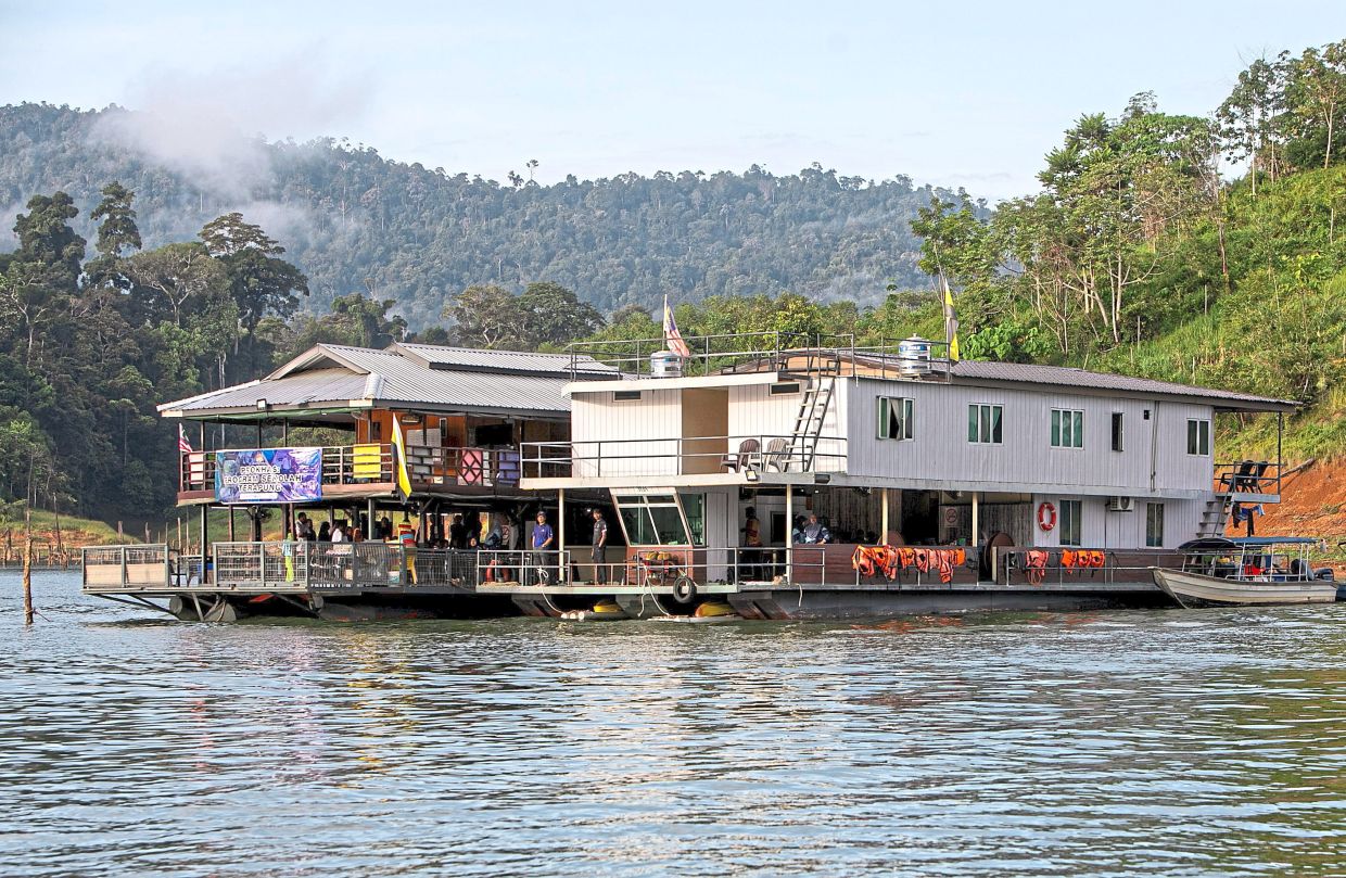 The country’s first floating school on Tasik Banding. — Bernama