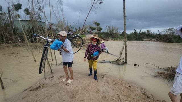 Severe flooding caused the Luat Le embankment to collapse, sending water surging downstream, sweeping away residents’ property in Luat Le Hamlet (Tuy Phuoc Commune, Gia Lai Province) and submerging hundreds of homes further downstream. - Photo: VNA/VNS 