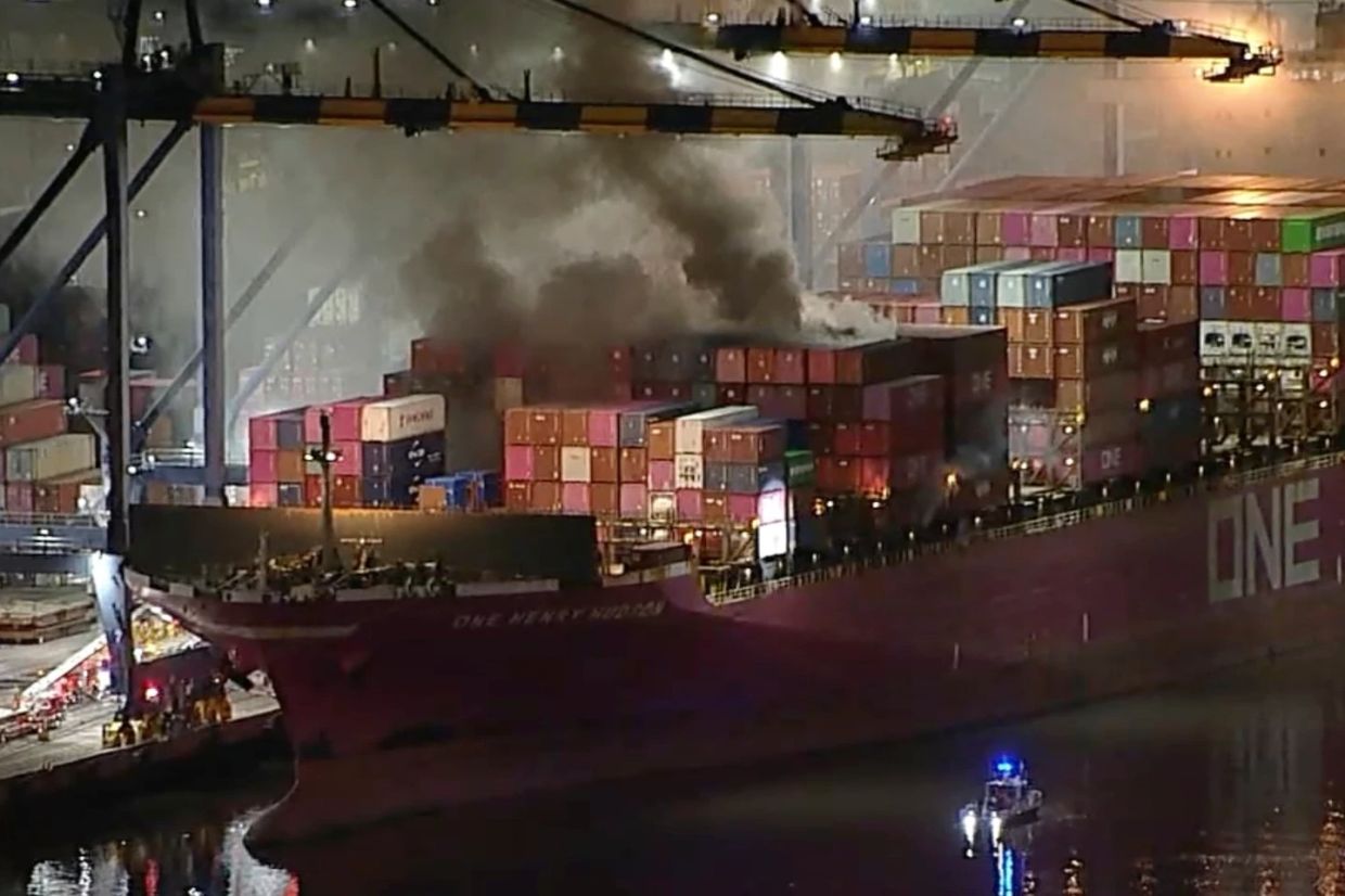 This image taken from video provided by ABC7 shows first responders battling a blaze on a container ship docked at the Port of Los Angeles, Friday, Nov. 21, 2025, in Los Angeles. -- Photo: ABC7 via AP