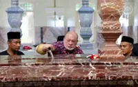 King visits Bukit Mahmoodiah Royal Mausoleum