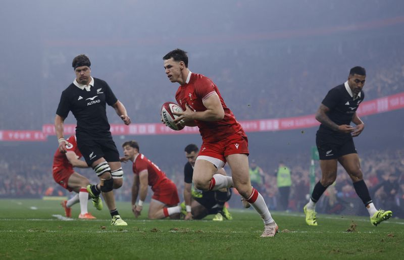 Rugby-Rogers hat-trick in vain as New Zealand crush Wales 52-26