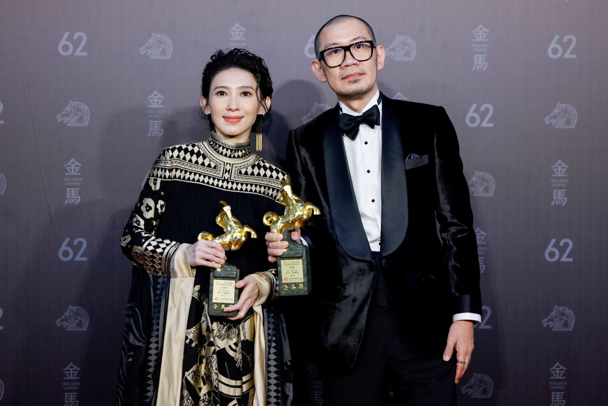 Director Chong Keat Aun (right) and musician Penny Tai pose with the award for Best Original Film Song at the 62nd Golden Horse Awards in Taipei, Taiwan November 22, 2025. Photo: Reuters 