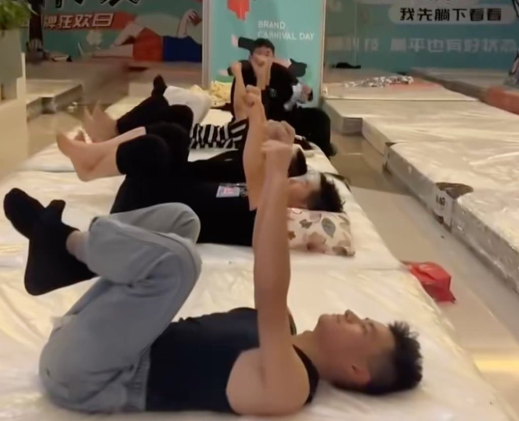 As the competition reached its latter stages, those left were asked to raise their legs and arms, adding a new physical dimension to proceedings. - Photo: Douyin