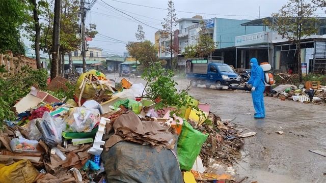 Medical workers in Gia Lai spray disinfectant in the residential area near Dinh market in Quy Nhon Dong Ward, Gia Lai Province. - Photo: VNA/VNS