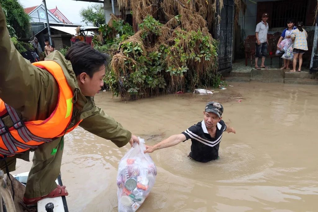 Police forces travelling in boats in Dak Lak Province to bring food supplies to residents in deeply flooded areas along the Banh Lai river. - Photo: VNA/VNS