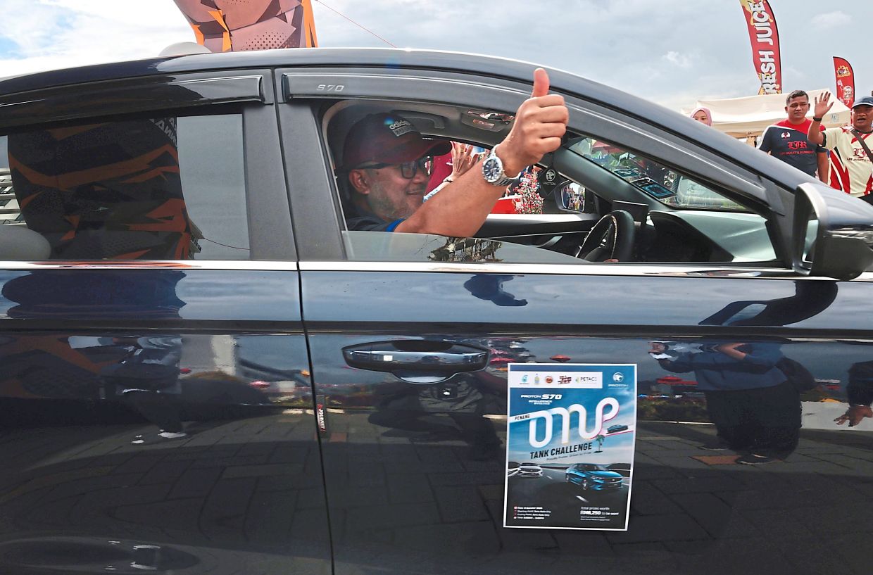 A participant giving the thumbs up as he hits the road during the event. — Photos: ZHAFARAN NASIB/The Star