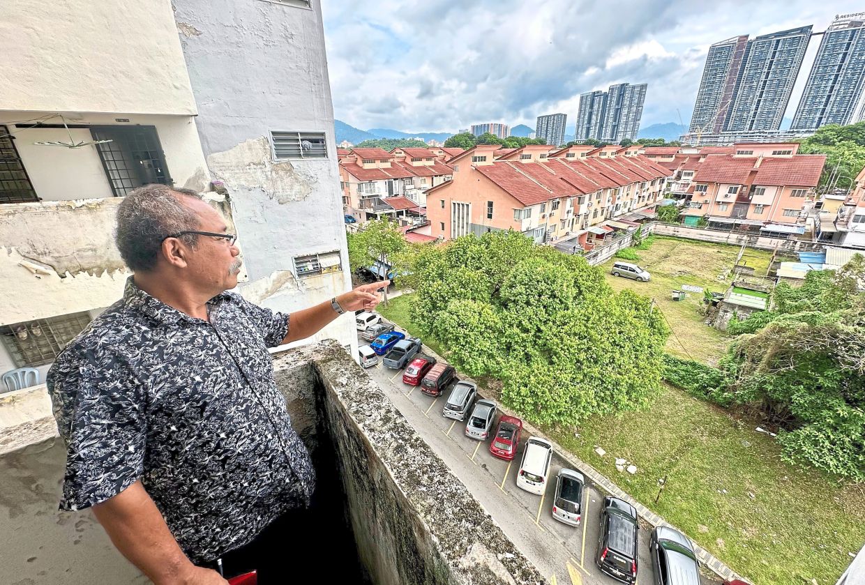 Abdullah Uda showing an empty lot occupied by an abandoned mechanical plant near PPR Taman Wahyu.