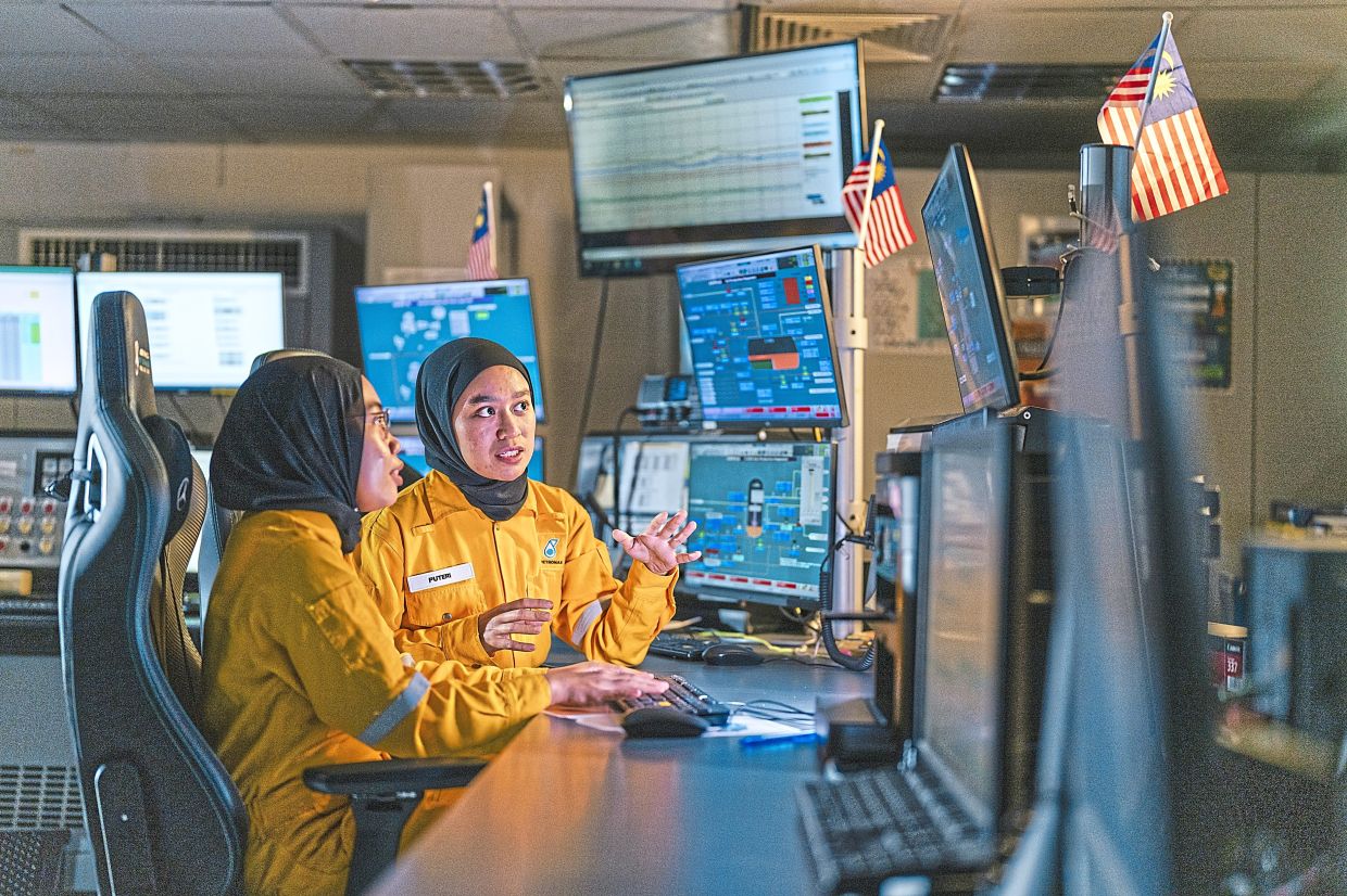 PROTEAN monitors how rotating equipment, like turbines, compressors and pumps behave, spots early signs of trouble and sends alerts before anything breaks. This helps engineers fix problems early, avoid costly downtime and production losses.