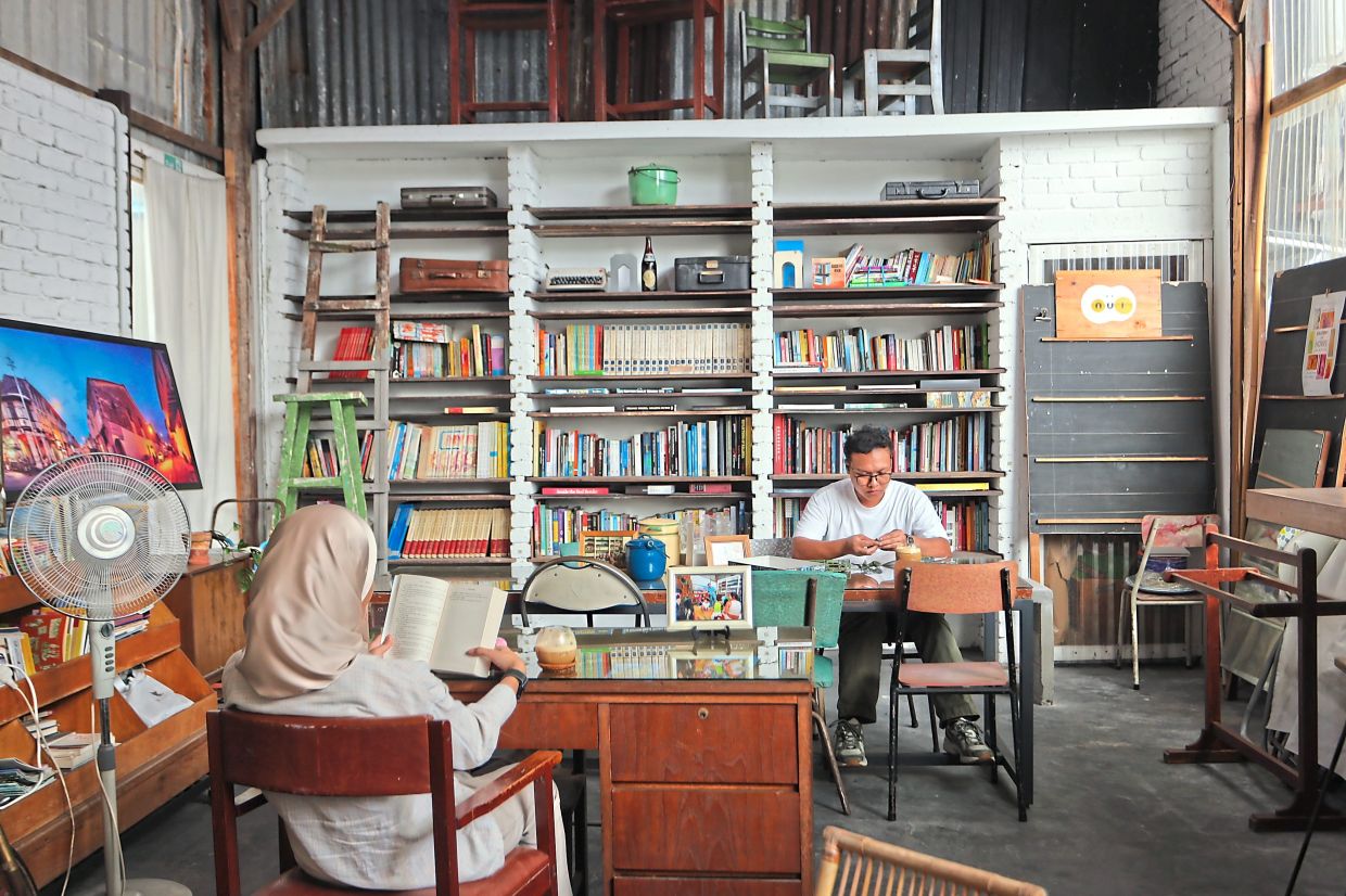 With a relaxed atmosphere, Nui Kopi’s reading area encourages both shared reading and peaceful solitude. Photo: Oh Chin Eng 